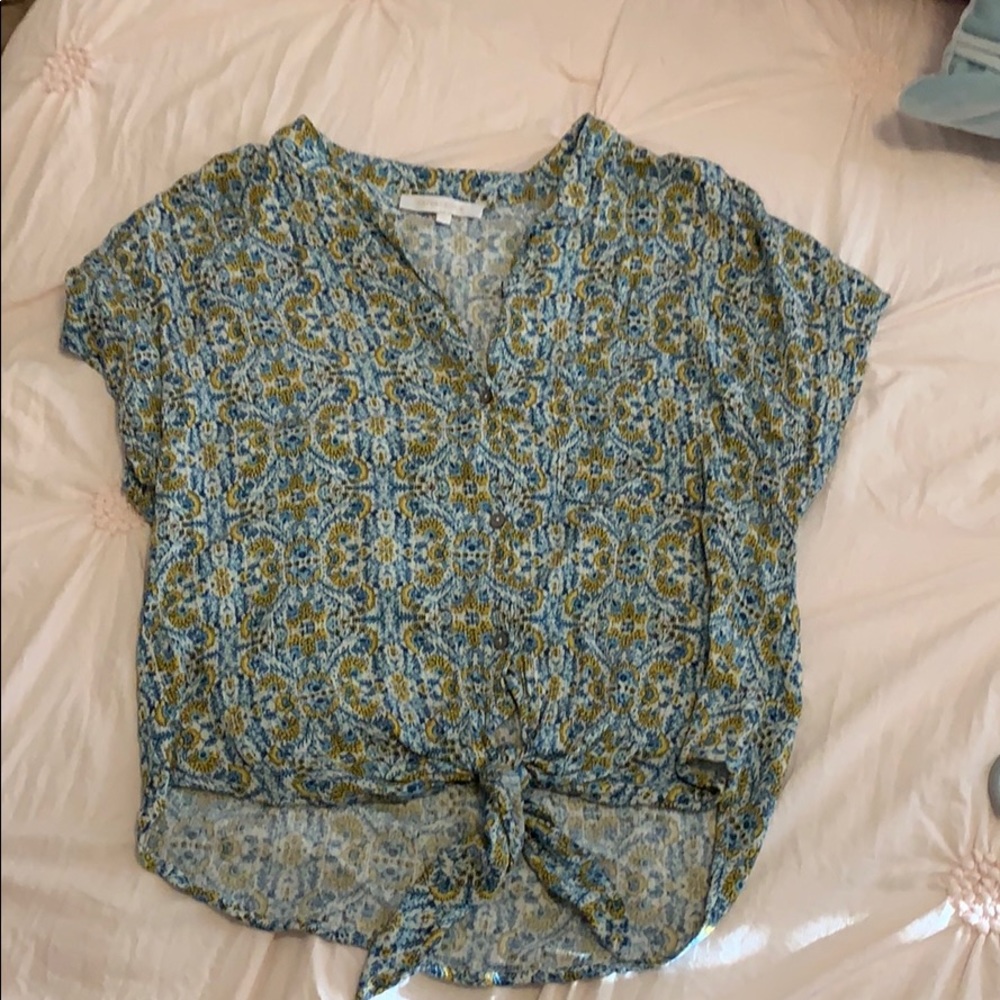Fun patterned top! - Picture 2 of 3
